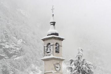 Il campanile della Chiesa parrocchiale innevato